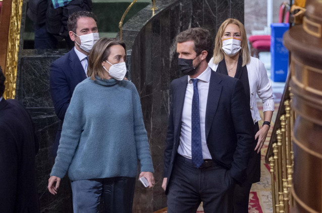La portavoz parlamentaria del PP, Cuca Gamarra y el presidente del PP, Pablo Casado (c), en una sesión plenaria en el Congreso de los Diputados, a 16 de diciembre de 2021, en Madrid, (España).