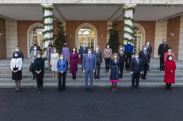 Foto de familia del Gobierno de coalición del PSOE y Unidas Podemos tras la marcha del exministro de Universidades, Manuel Castells, en La Moncloa, a 28 de diciembre de 2021, en Madrid (España). La foto tiene lugar días después de que se cumplan dos años