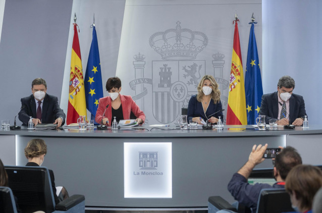 (I-D) El ministro de Agricultura, Pesca y Alimentación, Luis Planas; la ministra Portavoz, Isabel Rodríguez; la vicepresidenta segunda y ministra de Trabajo, Yolanda Díaz, y el ministro de Inclusión, Seguridad Social y Migraciones, José Luis Escrivá