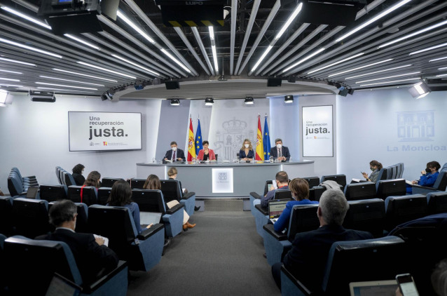 (I-D) El ministro de Agricultura, Pesca y Alimentación, Luis Planas; la ministra Portavoz, Isabel Rodríguez; la vicepresidenta segunda y ministra de Trabajo, Yolanda Díaz, y el ministro de Seguridad Social, José Luis Escrivá, a 28 de diciembre de 2021.