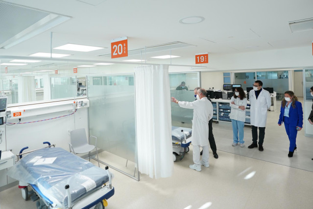 La consejera de Sanidad del Gobierno vasco, Gotzone Sagardui Goikoetxea (d), durante su visita al nuevo edificio de Servicios Generales del HUA Txagorritxu, en el Hospital Universitario de Alava - HUA, a 22 de diciembre de 2021, en Vitoria-Gasteiz, Álava