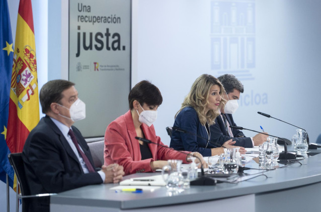 El ministro de Agricultura, Pesca y Alimentación, Luis Planas; la ministra Portavoz, Isabel Rodríguez; la vicepresidenta segunda y ministra de Trabajo, Yolanda Díaz, y el ministro de Inclusión, Seguridad Social y Migraciones, José Luis Escrivá