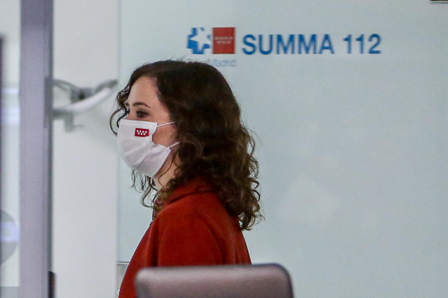 La presidenta de la Comunidad de Madrid, Isabel Díaz Ayuso, durante una visita a la Agencia de Seguridad y Emergencias de Madrid 112 (ASEM112), a 23 de diciembre de 2021, en Pozuelo de Alarcón, Madrid, (España). Su visita tiene como objetivo felicitar la