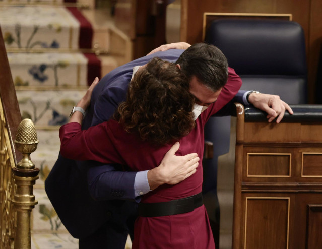 La ministra de Hacienda, María Jesús Montero, se abraza con el presidente del Gobierno, Pedro Sánchez, en una sesión plenaria en el Congreso