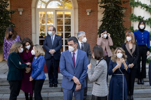 Miembros del Gobierno de coalición del PSOE y Unidas Podemos conversan antes de realizar la foto de familia tras la marcha del exministro de Universidades, Manuel Castells, en La Moncloa, a 28 de diciembre de 2021, en Madrid (España).