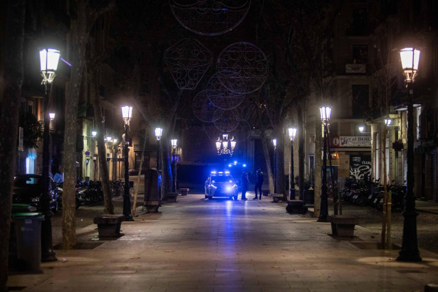 Una céntrica calle barcelonesa vacía después del toque de queda en la ciudad, a 24 de diciembre de 2021, en Barcelona, Catalunya (España). Hoy se pone en vigor la medida propuesta por el Govern catalán y avalada por el Tribunal Superior de Justicia de Cat
