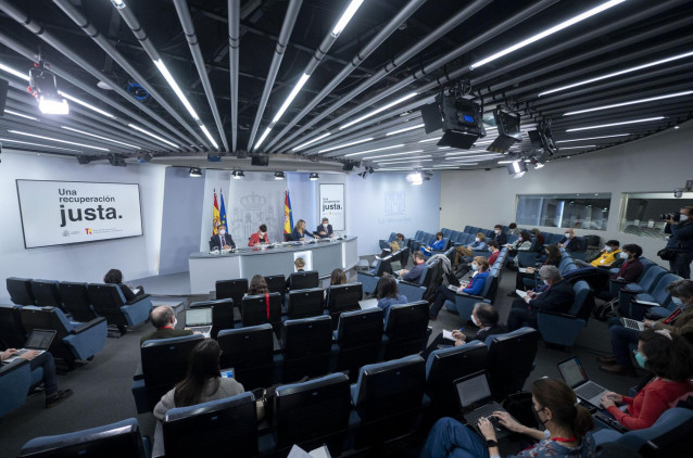 (I-D) El ministro de Agricultura, Pesca y Alimentación, Luis Planas; la ministra Portavoz, Isabel Rodríguez; la vicepresidenta segunda y ministra de Trabajo y Economía Social, Yolanda Díaz, y el ministro de Inclusión, Seguridad Social y Migraciones, José