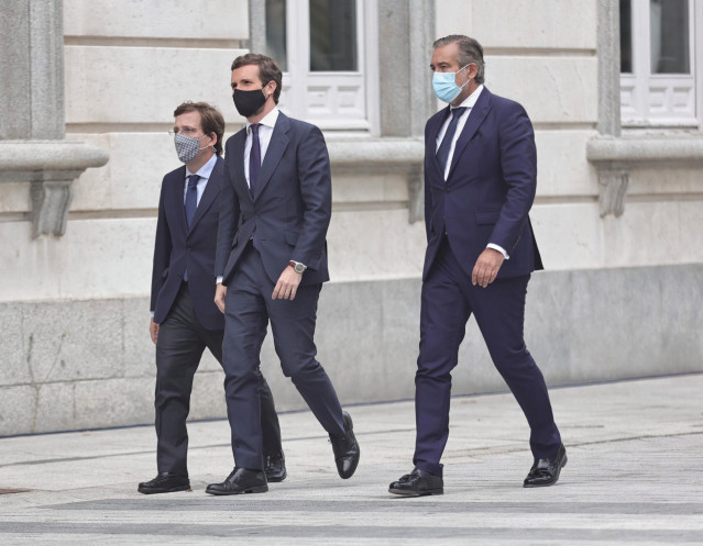 Archivo - El presidente del PP, Pablo Casado, flanqueado por el alcalde de Madrid, José Luis Martínez-Almeida, y el consejero de Presidencia, Justicia e Interior de la Comunidad de Madrid, Enrique López