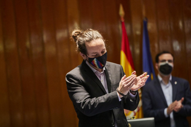 Archivo - El vicepresidente segundo y ministro de Derechos Sociales y Agenda 2030 saliente, Pablo Iglesias, aplaude durante el traspaso de carteras ministeriales, en Madrid (España), a 31 de marzo de 2021.