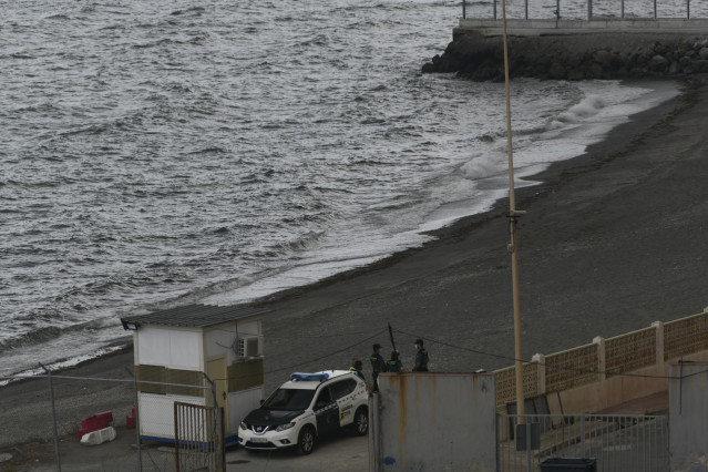 Archivo - Imagen de archivo de varios agentes de Guardia Civil vigilando el espigón del Tarajal, a 24 de junio de 2021, en Ceuta