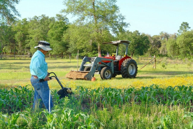 Agricultor trabajando en el campo