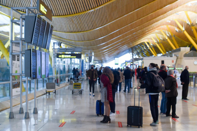 Varias personas en el aeropuerto de Adolfo Suárez, un día previo a la Nochebuena, a 23 de diciembre de 2021, en Madrid (España).