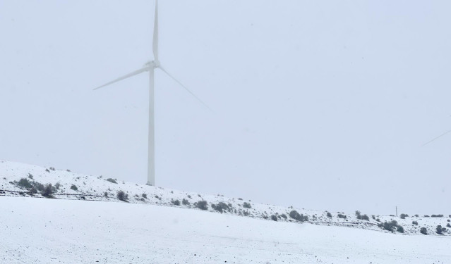 Archivo - Un molino eólico en un campo cubierto de nieve, a 23 de noviembre de 2021, en Maranchón, Guadalajara, Castilla La-Mancha (España).