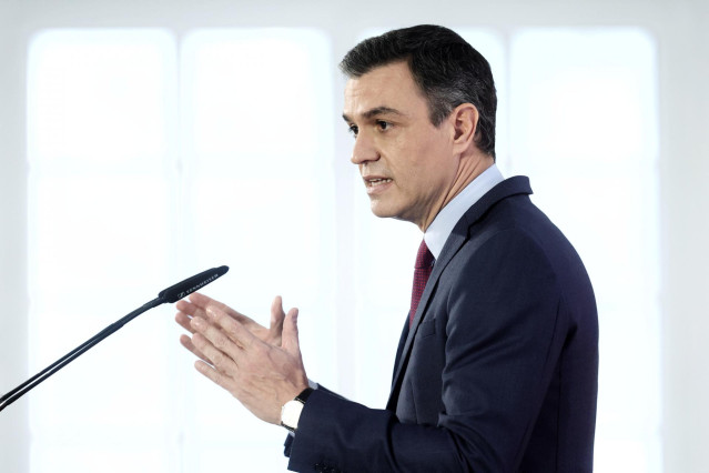 El presidente del Gobierno, Pedro Sánchez, presenta el informe de rendición de cuentas del Gobierno de España correspondiente a 2021, ‘Cumpliendo’, en La Moncloa, a 29 de diciembre de 2021, en Madrid, (España). Con este documento se pone a disposición de
