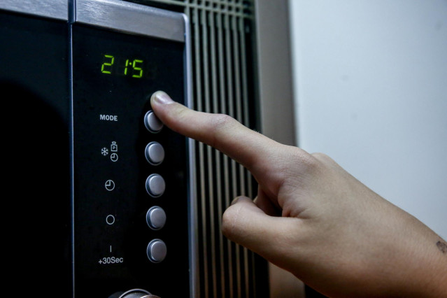 Archivo - Un reloj en la pantalla de un microondas