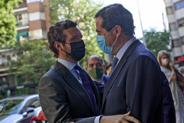 Archivo - El líder del PP, Pablo Casado (i), saluda al presidente de CEOE, Antonio Garamendi, en una imagen de archivo