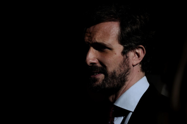El líder del PP, Pablo Casado, tras una sesión plenaria en el Congreso de los Diputados, a 28 de diciembre de 2021, en Madrid, (España).