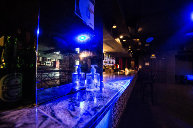 Archivo - Gel desinfectante en una de las barras de una discoteca de Madrid.
