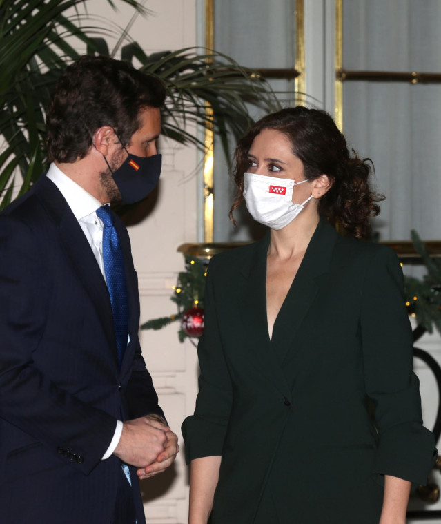 El presidente del PP, Pablo Casado, y la presidenta de la Comunidad de Madrid, Isabel Díaz Ayuso, en  la presentación del libro del expresidente del Gobierno Mariano Rajoy, en el Real Casino de Madrid, a 1 de diciembre de 2021