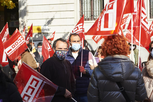 Archivo - Varias personas sostienen banderas de CCOO en una imagen de archivo.