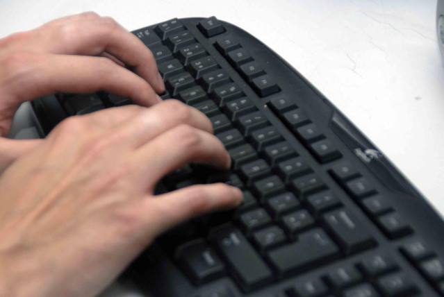 Archivo - Manos con teclado