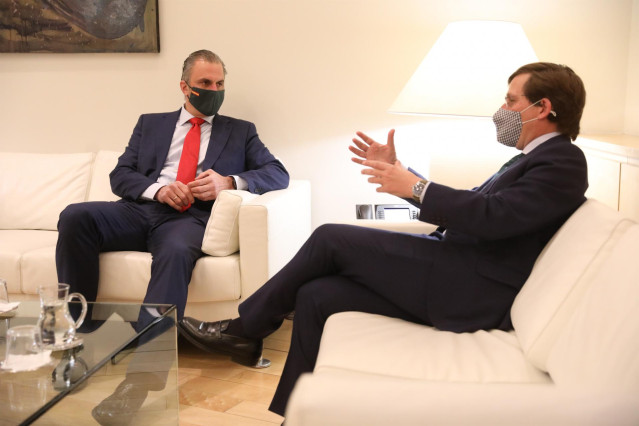 Javier Ortega Smith con el alcalde de Madrid, José Luis Martínez-Almeida, hoy en Cibeles