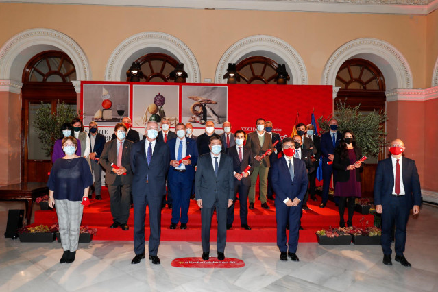 Archivo - El ministro de Agricultura, Pesca y Alimentación, Luis Planas (c), posa junto a los premiados durante la entrega de la XXXII edición de los Premios Alimentos de España, en la sede del Ministerio