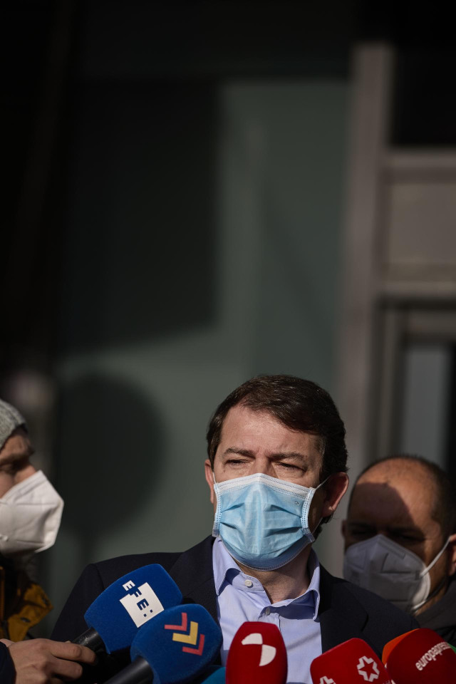 El presidente de la Junta de Castilla y León, Alfonso Fernández Mañueco, habla con los medios a su llegada a una reunión del Comité Ejecutivo Nacional del PP,  Archivo
