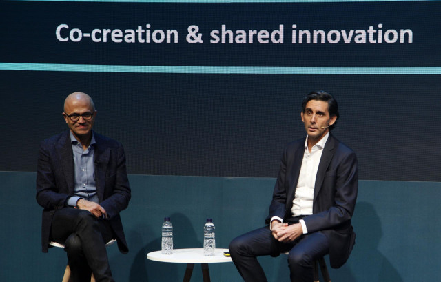 Archivo - El consejero delegado de Microsoft, Satya Nadella, y el presidente ejecutivo de Telefónica, José María Álvarez-Pallete, en su intervención en el Mobile World Congress (MWC) de Barcelona.