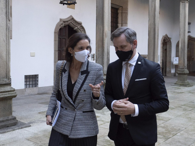 La ministra de Industria, Comercio y Turismo, Reyes Maroto, conversa a su llegada al acto de firma del acuerdo en Santiago entre Alcoa y los sindicatos de la fábrica de Cervo (Lugo), a 30 de diciembre de 2021, en Santiago de Compostela, A Coruña, Galicia,