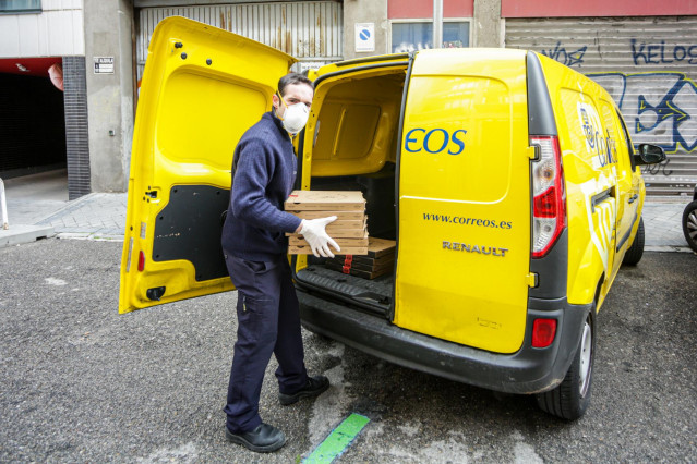 Archivo - Un repartidor de Correos