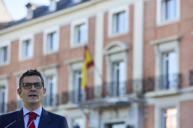 El ministro de la Presidencia, Relaciones con las Cortes y Memoria Democrática, Félix Bolaños, comparece ante los medios tras presidir la Comisión Mixta para la Reconstrucción y Apoyo a la isla de La Palma en el complejo de La Moncloa.