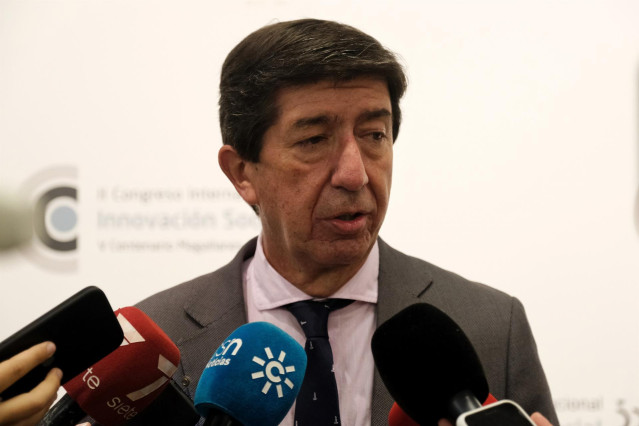 Archivo - Juan Marín atiende a la prensa en Cádiz en una imagen de archivo.