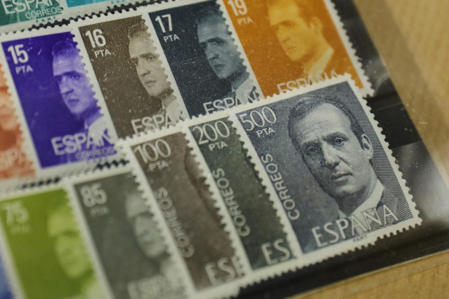 Archivo - Sellos con el rostro del Rey emérito Juan Carlos I en la Filatelia-Numismática H.Sanza, en Madrid