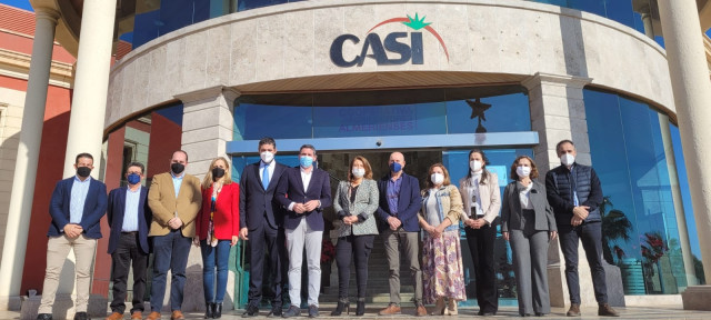 Los consejeros de la Región de Murcia y Andalucía, junto con representantes de la Cooperativa Agrícola San Isidro (CASI) y otras autoridades, a las puertas de una de las sedes de la empresa