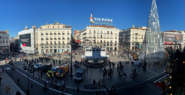 Vista panorámica de la Puerta del Sol a un día de las campanadas, a 30 de diciembre de 2021, en Madrid, (España). El centro de la capital se prepara para celebrar las famosas Campanadas un año marcado por la crisis de coronavirus y las nuevas restriccione