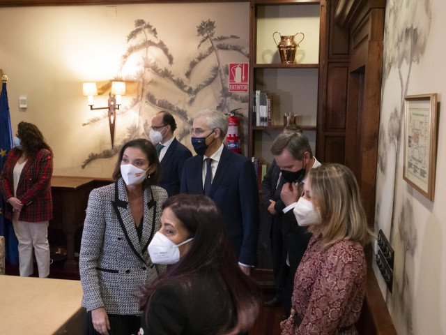 La ministra de Industria, Comercio y Turismo, Reyes Maroto (i), conversa a su llegada al acto de firma del acuerdo en Santiago entre Alcoa y los sindicatos de la fábrica de Cervo (Lugo), a 30 de diciembre de 2021, en Santiago de Compostela, A Coruña, Gali