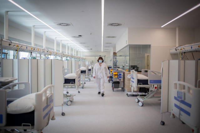 Archivo - La jefa de la UCI del Complejo Hospitalario Moisès Broggi camina por las instalaciones del recinto, a 20 de abril de 2021, en Sant Joan Despí, Barcelona, Catalunya (España). Este nuevo edificio se ha construido en la parte posterior del hospital