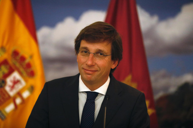 Archivo - El alcalde de Madrid, José Luis Martínez-Almeida, en una sesión plenaria del Ayuntamiento de Madrid, en el Salón de Sesiones del Palacio de Cibeles, a 30 de noviembre de 2021, en Madrid, (España). El Pleno del Ayuntamiento de Madrid vota si dedi