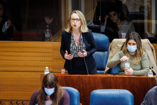 La portavoz de Unidas Podemos, Carolina Alonso, interviene en una sesión plenaria en la Asamblea de Madrid, a 9 de diciembre de 2021, en Madrid, (España). Durante el pleno se ha aprobado la mayor bajada del IRPF de la región, que reducirá 0,5 puntos cada