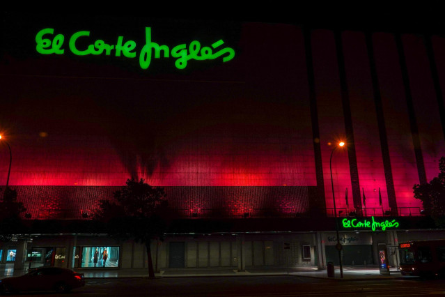 Archivo - Centro comercial del El Corte Inglés iluminado  de rosa para concienciar sobre el cáncer de mama a 19 octubre 2021 en Sevilla (Andalucía) Edificios emblemáticos de Sevilla han iluminado sus fachadas de color rosa para sensibilizar sobre el cánce
