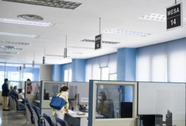 Archivo - Vista general de algunas de las oficinas de atención al contribuyente de la Agencia Tributaria.