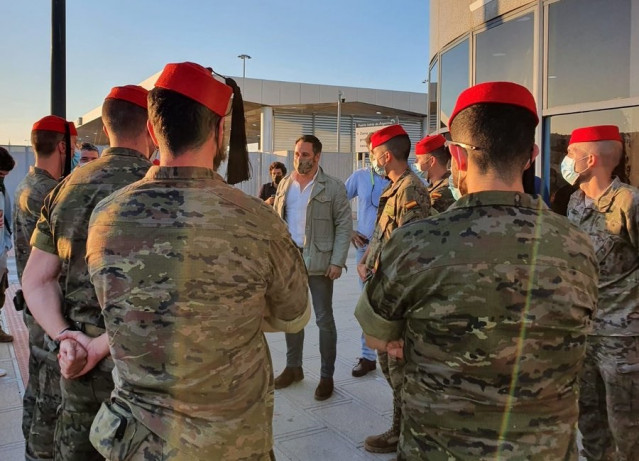 Archivo - El presidente de Vox, Santiago Abascal, con militares en Algeciras antes de viajar a Ceuta