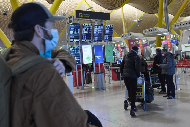 Varias personas con maletas en el aeropuerto Adolfo Suárez, Madrid-Barajas, a 5 de enero de 2022, en Madrid (España).