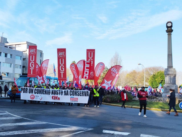 Trabajadores del sector conservero se manifiestan en Vilagarcía de Arousa (Pontevedra) por un convenio digno.