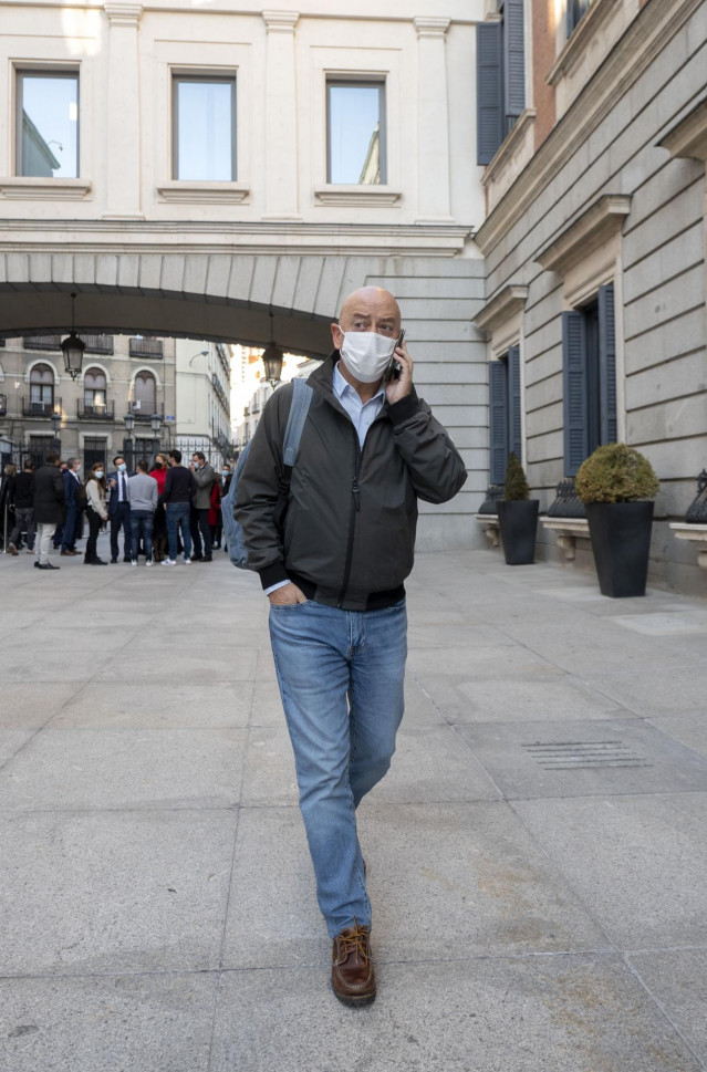 Archivo - El diputado vasco del PSOE, Odón Elorza, habla por teléfono a su salida de una sesión plenaria del Congreso