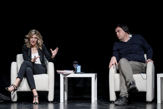 La vicepresidenta segunda y ministra de Trabajo, Yolanda Díaz y el economista Thomas Piketty, participan en un dialogo sobre la desigualdad en el Círculo de Bellas Artes, a 14 de enero de 2022, en Madrid, (España)