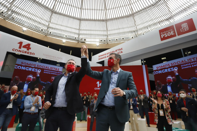 Archivo - El secretario general del PSOE y presidente del Gobierno, Pedro Sánchez y el secretario general del PSOE-A, Juan Espadas, en una foto de archivo en el XIV Congreso Regional del PSOE-A celebrado en Torremolinos (Málaga) en noviembre de 2021.