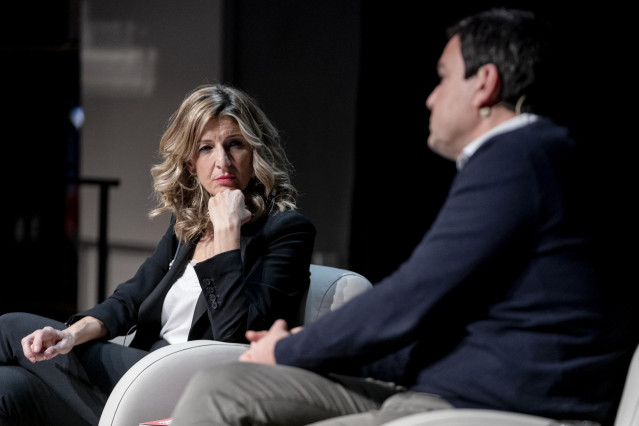 La vicepresidenta segunda y ministra de Trabajo y Economía Social, Yolanda Díaz, junto al economistaThomas Piketty, durante un diálogo sobre la desigualdad en el Círculo de Bellas Artes, a 14 de enero de 2022, en Madrid, (España).