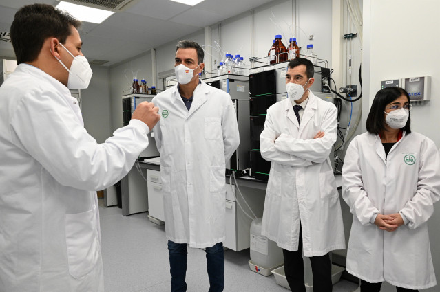 El presidente del Gobierno, Pedro Sánchez,  y la ministra de Sanidad, Carolina Darias, visitan las instalaciones de la farmacéutica Rovi que produce la vacuna Moderna conta la Covid-19, en Granada
